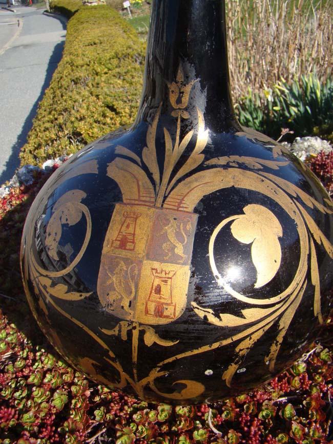A rare early 18th century Dutch painted blown glass wine bottle with portrait of Lt. Admiral Pieter Pieterszoon Hein (1577-1629), Admiral of the Dutch fleet. — image 4